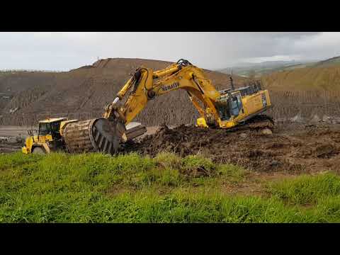 Komatsu PC 800 loading a komatsu 400 dumper!