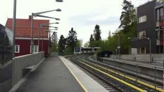 preview picture of video 'Oslo T-bane line 1 train from Frognerseteren to Helsfyr arriving at Holmenkollen station.'