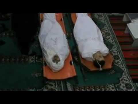 الصلاة على أحمد أبو صلاح وموسى جمعة في حي بابا عمرو في مدينة حمص