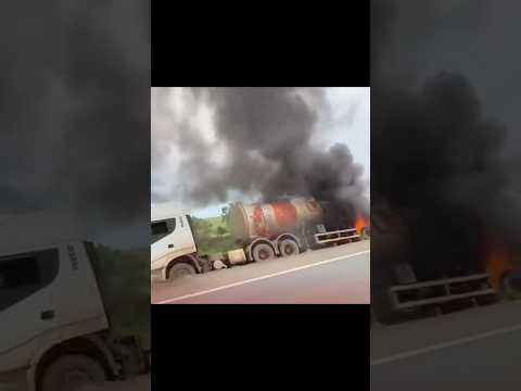 Carreta com diesel tomba e mobiliza equipes na BR-356 em Minas