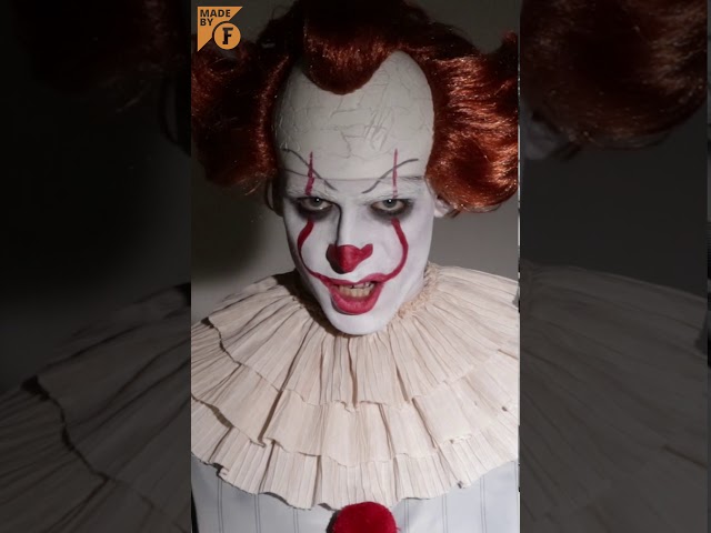 Vídeo relacionado con Funidelia Disfraz Oficial de Pennywise con peluca - IT Capítulo Dos para hombre, Camisa, pantalón, cuello, dos pompones y peluca, Talla M - Traje para adultos para fiestas, Carnaval y Halloween