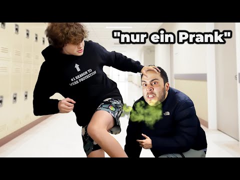 Kind Furzt Leuten Ins Gesicht Aus Spaß