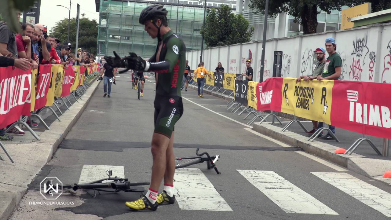 angry cyclist destroys his bike at red hook milano 2016 - YouTube