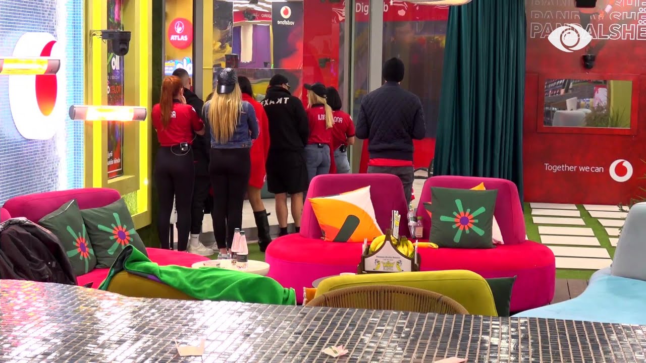 Shqipëri-Kili/ Një pjesë e banorëve të shtëpisë në oborr, nuk do mund të ndjekin ndeshjen