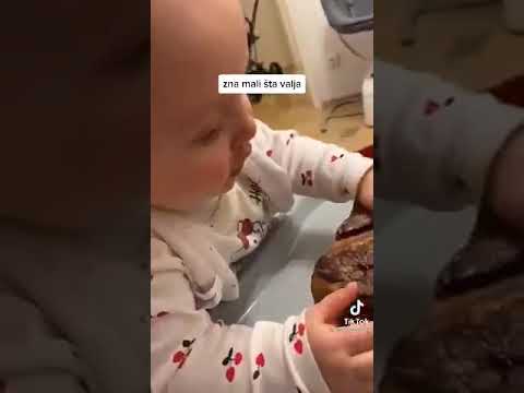 Mali gurman, dete zna šta valja 🥓🤤😂 - BOBA ĆASKALICA - #deca #smeh #slanina #gurman #humor