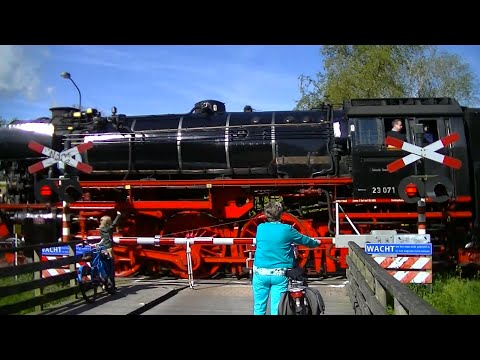 Spoorwegovergang Apeldoorn // Dutch railroad crossing