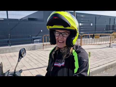 ENSEÑA A UN NOVATO A MONTAR EN MOTO