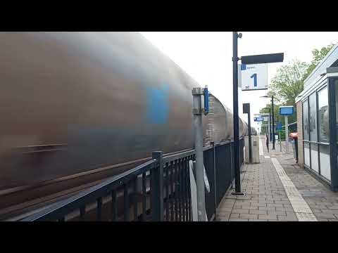 Goederentrein met G2000 door station zuidhorn