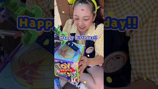 ディズニーシーで誕生日プレゼントを渡してみた結果…！www #Shorts