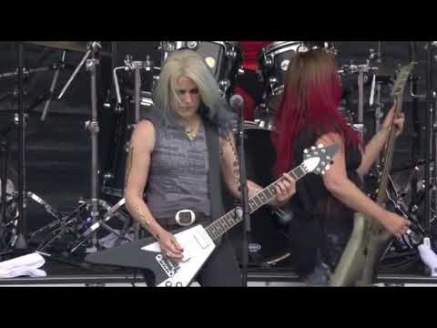 L7 - Pretend That We're Dead (Live At The Download Festival 2018)