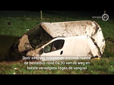 Busje gelanceerd op A50, bestuurder met spoed naar ziekenhuis