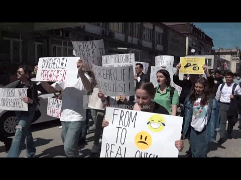 STUDENTËT PARA REKTORATIT KËRKUAN SUSPENDIMIN E BESIANA MEHMEDIT