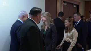 ראש הממשלה בנימין נתניהו ורעייתו שרה נפגשו בוושינגטון עם ראשי הקהילה האוונגלית בארה"ב (עדכוני משרד ראש הממשלה) - התמונה מוצגת ישירות מתוך אתר האינטרנט יוטיוב. זכויות היוצרים בתמונה שייכות ליוצרה. קישור קרדיט למקור התוכן נמצא בתוך דף הסרטון