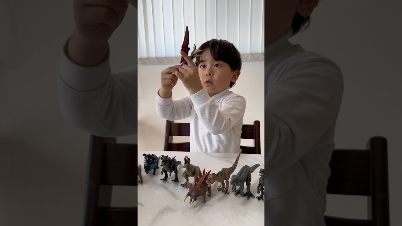 謎の最強恐竜!?🦖🦕🌋恐竜と恐竜が合体して、ハイブリッド恐竜が誕生!!アニアはカードバトルもできてとあぴーも大興奮😳✨#PR #アニア #ジュラシック・ワールド #アライブ #フィギュア