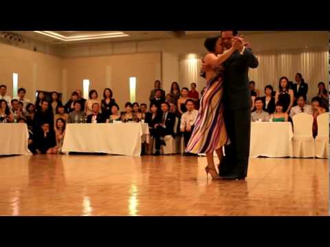  Fabian Peralta  and  Virginia Pandolfi  are  dancing  to  the  tango  "  Esta Noche De Luna  "