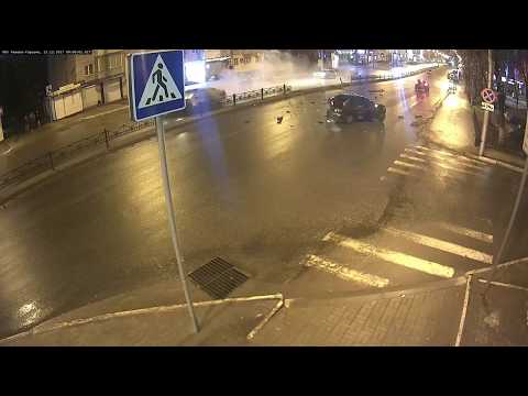 От удара "Лада Веста" пробила разделитель и вылетела на встречку