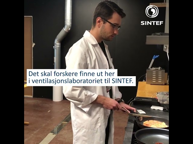 Forskere tester ulike ventilasjonsløsninger for kjøkken i SINTEFs ventilasjonslaboratorium. Det innebærer blant annet å steke store mengder laks.