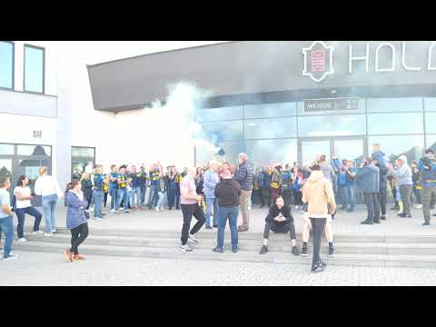 Kibice Stali pod halą przed meczem z Zaksą