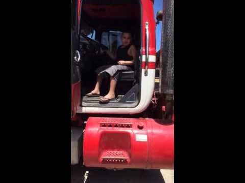 Angel tocando bocina truck