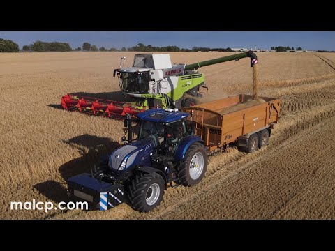 Harvest 2022: Claas Lexion 750 with Vario 930 header cutting barley in Hollesley, Suffolk