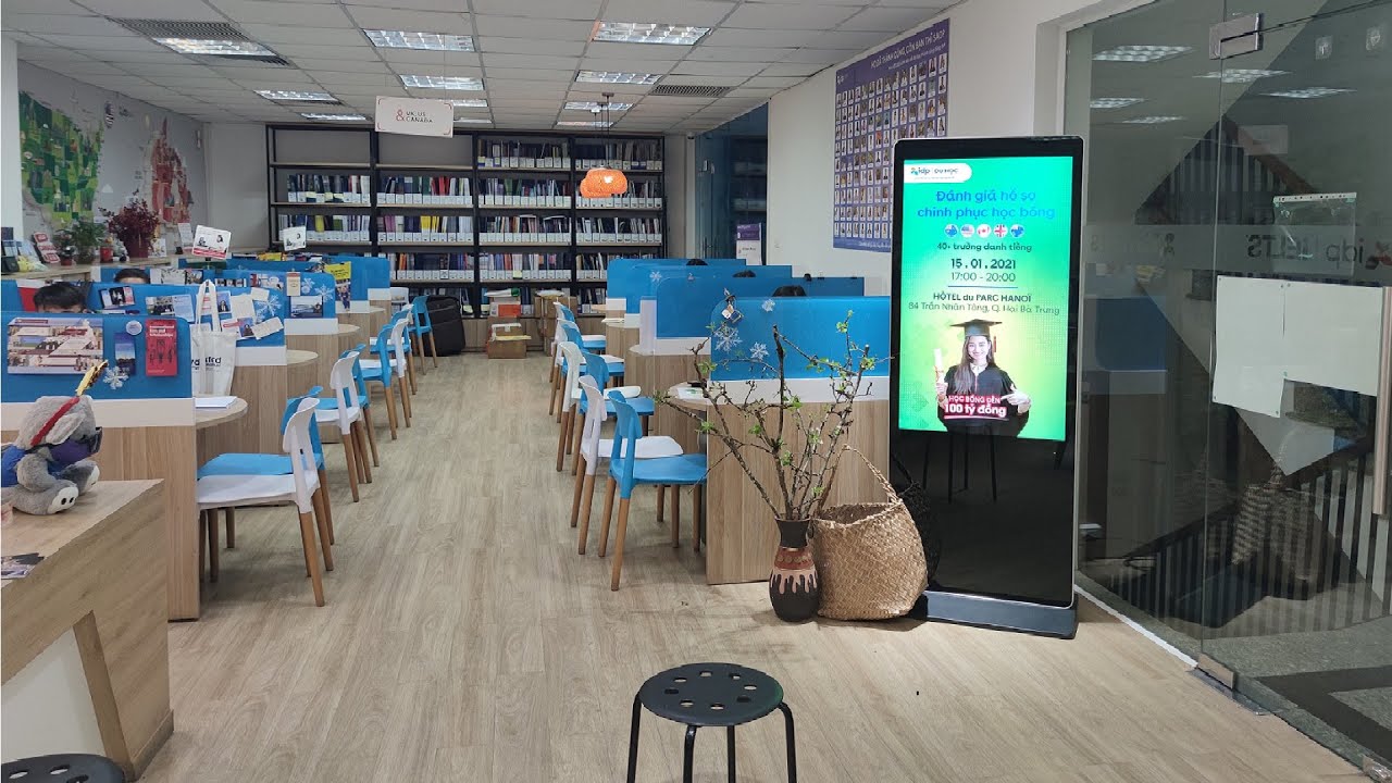 Trung Tâm Du Học Anh Ngữ IDP - Hà Nội | Ledone lắp đặt dự án 5 màn hình LCD quảng cáo 50" chân đứng