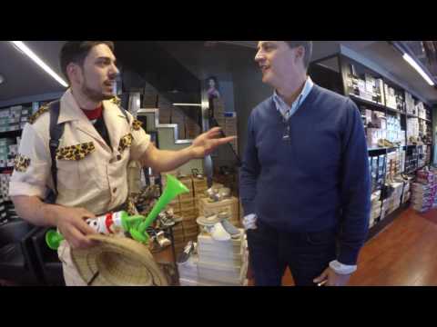 Reazioni alla Rivelazione - Spruzzare una Commessa con Urina di GDF - URBAN SAFARI - theShow