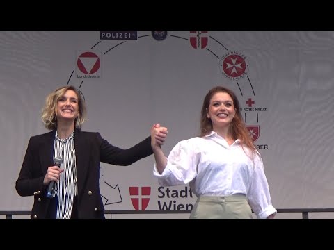 Annemieke van Dam & Nienke Latten - Mrs de Winter bin Ich