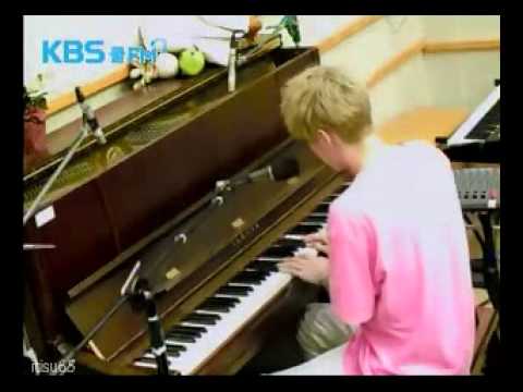 130608 SUKIRA Henry自彈自唱一段Trap!!!