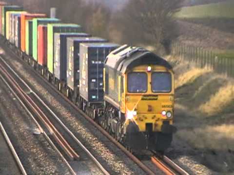 66 563 at Cholsey Manor Farm bridge on a 'liner