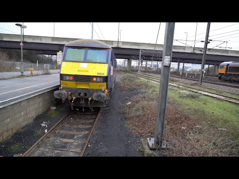 90034 uncoupling at Doncaster Royal Mail terminal 22/12/2022 "The Beverley Christmas Carol"