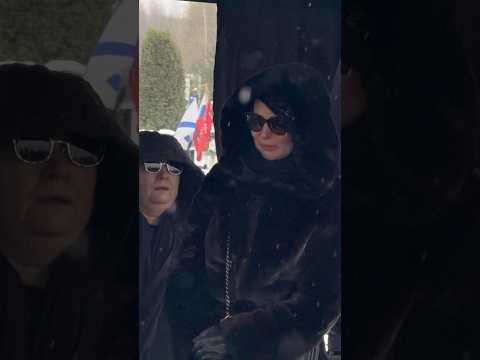 Ольга Погодина не сдержалась и расплакалась на похоронах мужа Алексея Пиманова / Троекуровское