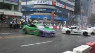 preview picture of video 'Custom cars ripping up the streets of downtown Gwangju, drift style...'