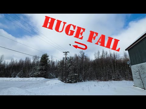 Monteur rettet eingeklemmten Vogel.