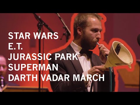 Medley von Filmmusik von John Williams, gespielt auf einem Gartenschlauch.