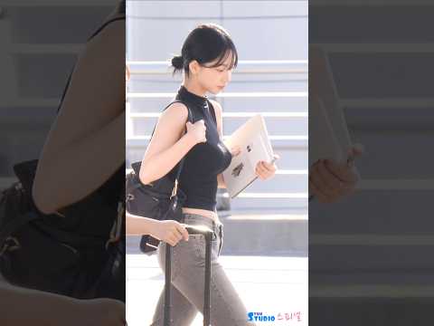 블랙 민소매 카리나 공항룩 #KARINA