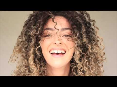 Plaukų iššukavimą lengvinanti priemonė Tangle Teezer Detangling Purškiklis Thick/Skirtas garbanotiems plaukams Hair, storiems, garbanotiems plaukams, 150 ml video