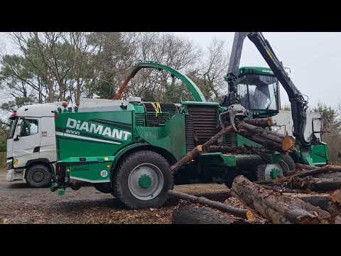 Un très gros broyeur en action