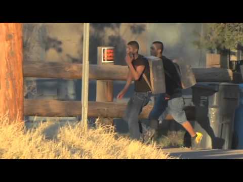 Dos jóvenes saltan fácilmente muro de frontera EEUU-México con droga