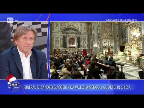 Ultimo saluto a Sandro Giacobbe, tutti gli amici ai funerali - La volta buona 10/12/2025