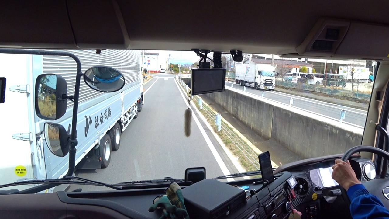 外人は大型トラックの運転手になりました