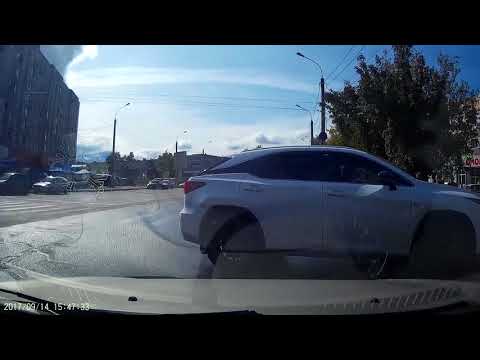 Врезался в Lexus