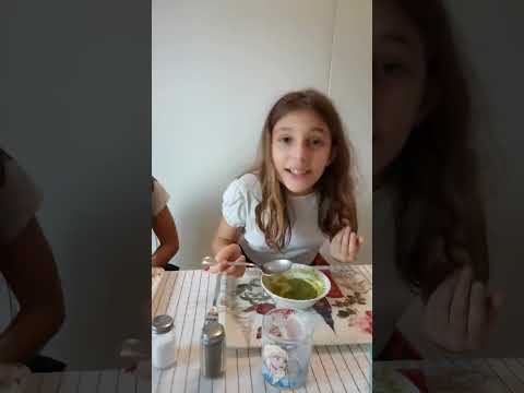 WHEN YOUR MOTHER FORCES YOU TO EAT VEGETABLE PUREE #shorts #laslunas