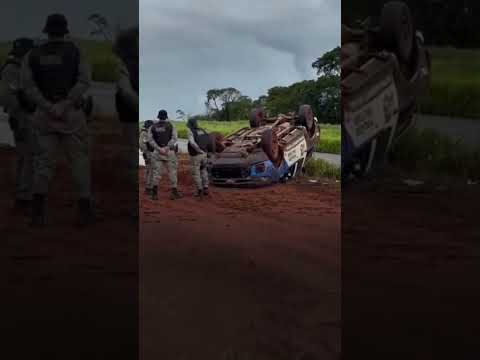 Viatura da PM Capota na BR-060 e Deixa Dois Policiais Feridos em Rio Verde