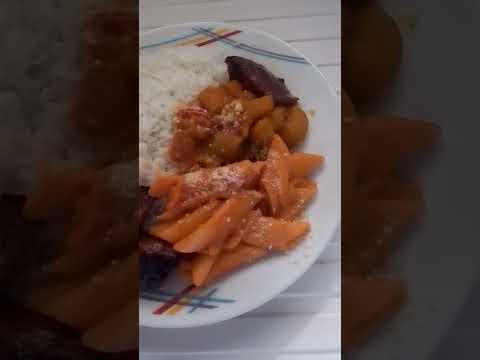 Canelones con queso rallado, tayota guisada, plátanos maduros con arroz blanco 😋😋😋😋😋😋😋😋😋😋😋😋😋