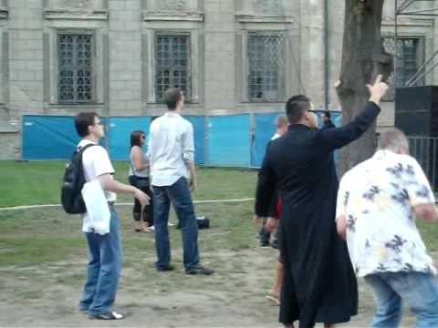 Electrocity 2009, scena Run To The Sun - Ksiądz i Diablica ;D