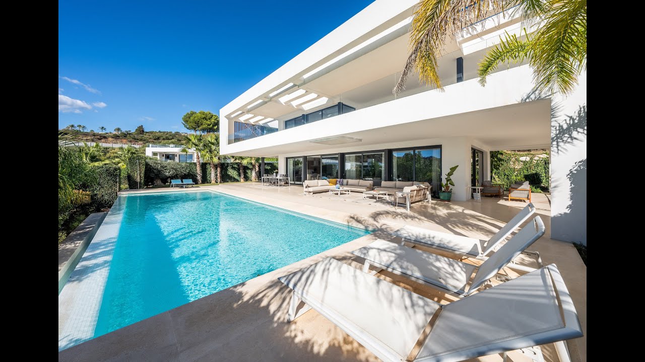Impresionante villa de 6 dormitorios en venta en Haza del Conde, Nueva Andalucía, Marbella, en el impresionante Valle del Golf