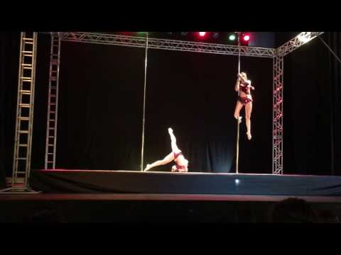 Raquel e Tamires Pole Dance