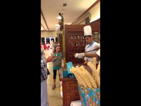 Türkischer Eisverkäufer veräppelt  seine Hotelgäste lustig