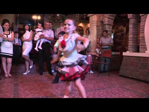 Танцуют дети.