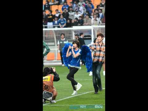 110507 IU (아이유) at Suwon Bluewings - Opening & Good Day (fancam)